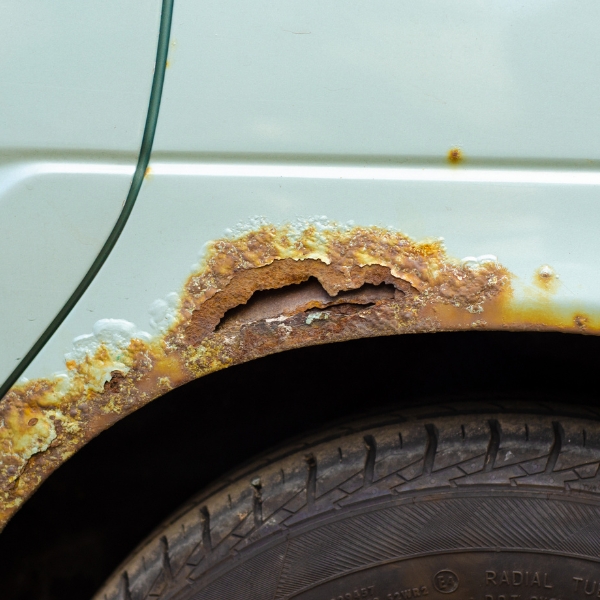 W których miejscach w samochodzie najczęściej pojawia się rdza i jak sobie z nią radzić?